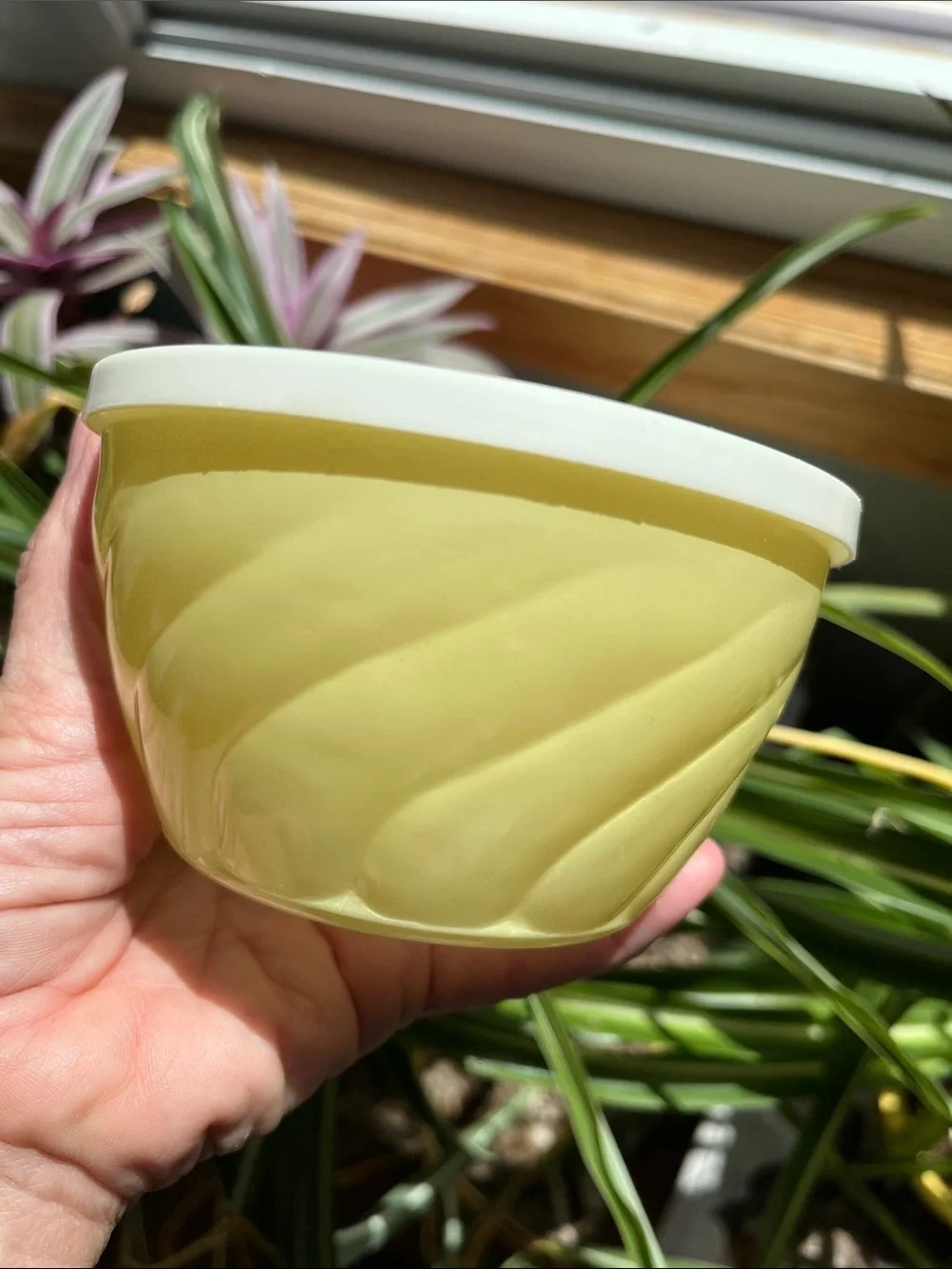 Vtg MCM Sue Bee Honey Creme Swirl Glass Bowl w/Plastic Lid Pale Yellow